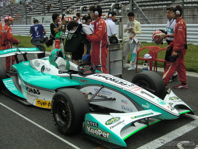 5番グリッドスタートの中嶋一貴。