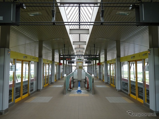 市場前駅のホーム。駅名の由来である豊洲新市場が未完成のため、1日あたりの利用者は20～30人と極めて少ない。