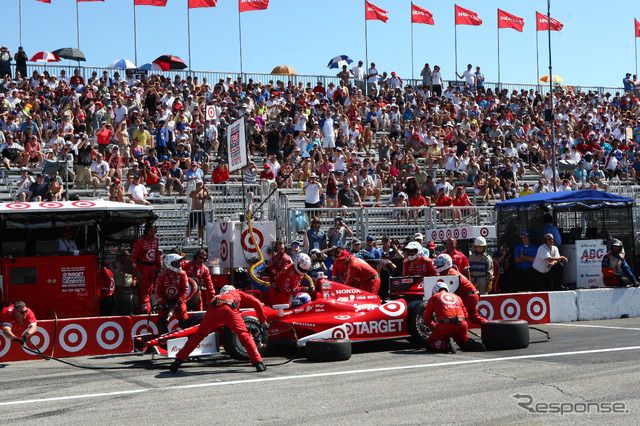 ピットも完璧な仕事でディクソンをコースに戻す。写真:IndyCar