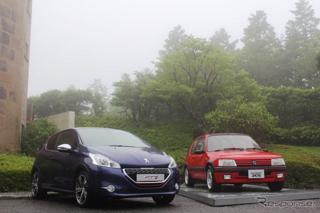 プジョー・208 GTi(左)と、プジョー205GTi1.9