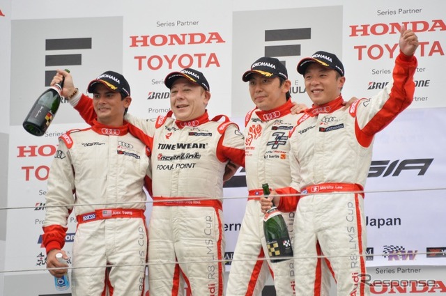 表彰台に上った4人のアウディ・ドライバー。左から、アレックス・ユーン（2位）、恩田英樹（2位）、ジェフリー・リー（優勝）、マーティン・リー（優勝）