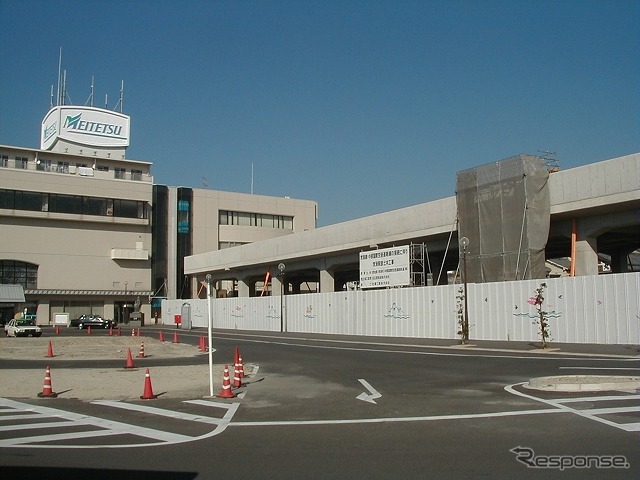2001年の常滑駅(左)。右側には当時建設中だった空港線の高架橋が見える。