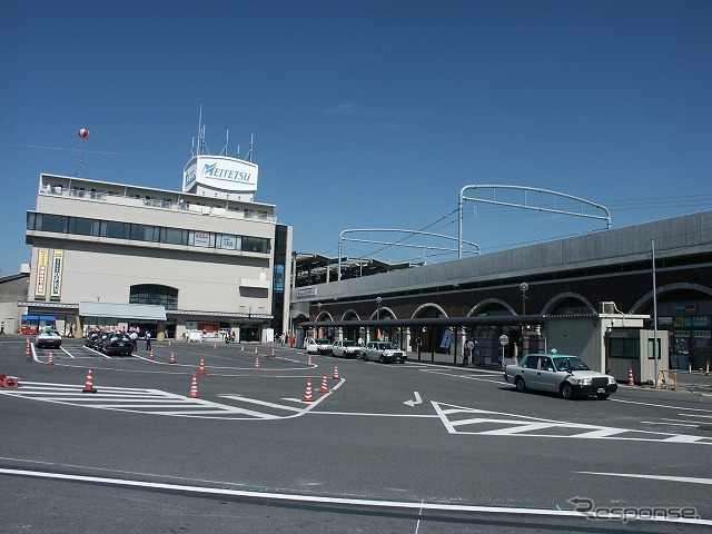 2003年の常滑駅(左)。駅ビルの一部を撤去して高架ホームを建設し、空港線(右)の高架橋とつながった。