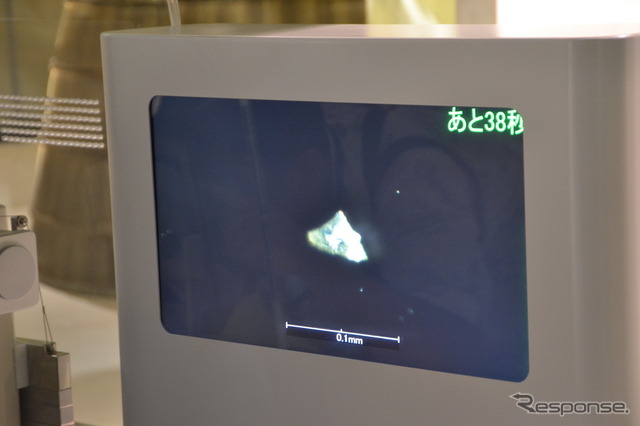 顕微鏡で見ている微粒子がモニターに映し出される。見学者1人1分間の制限があるため、残り時間も表示される。