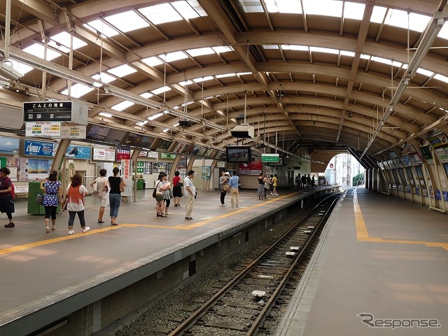 江ノ電の藤沢駅。花火当日は藤沢発の臨時列車が2本運転されるほか、鎌倉発の定期列車2本も運転区間の拡大を行う。