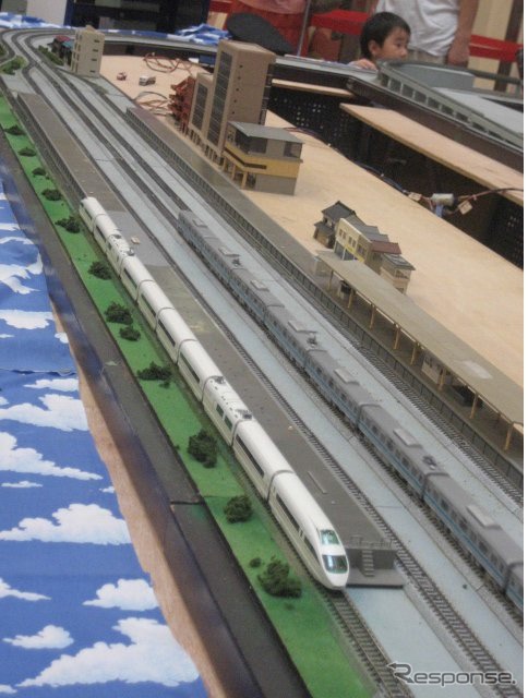 鉄道模型運転体験のイメージ。ロマンスカーや通勤電車、新幹線などを運転できる。