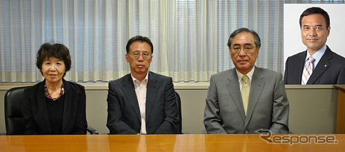 左から、土田委員、縄野委員、伊藤委員新浪委員(右上)は海外出張中につき電話会議で参加