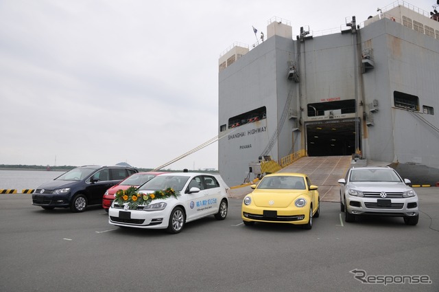 VGJによるVW車の輸入累計100万台目のゴルフ(中央)