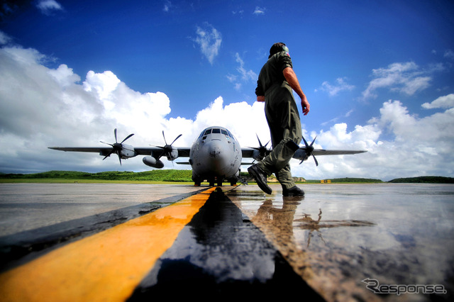 ハリケーン観測の準備を行う米空軍ハリケーン・ハンターズ部隊。観測専用機WC-130JでGPS反射電波を利用した風速の観測実証が行われた。