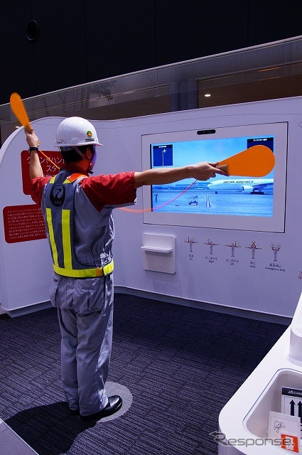 体験型のアトラクションも。こちらは飛行機の地上誘導が体験できるコーナー。今回はプロ(本物のグランドスタッフ)に実演していただきました。