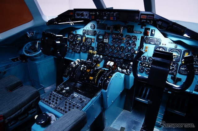 DC-9 Super81の操縦席。着座することもできる。フライトシミュレーターとして使われていたもので、機器配置は実際のものと同じ。