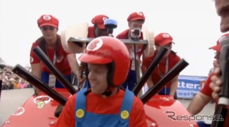 マリオカートでダウンヒルを行うベッテル(動画キャプチャ)