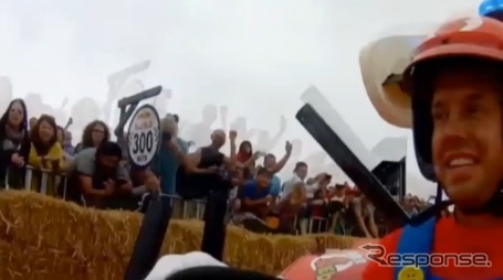 マリオカートでダウンヒルを行うベッテル(動画キャプチャ)