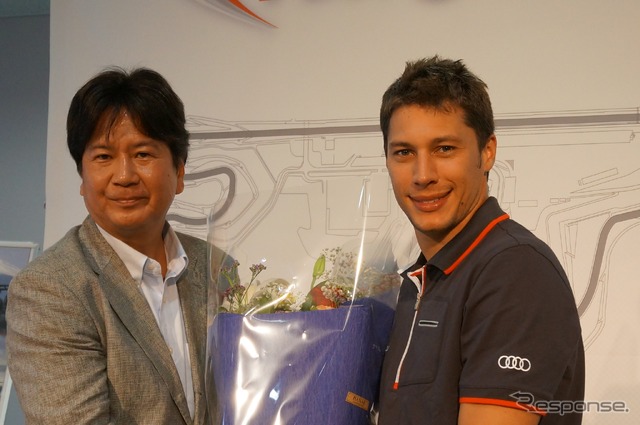 ルマン優勝を祝した花束を受け取るデュバル。左は富士スピードウェイの堤社長。