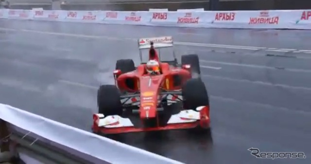 小林可夢偉選手がデモ走行中のフェラーリF60