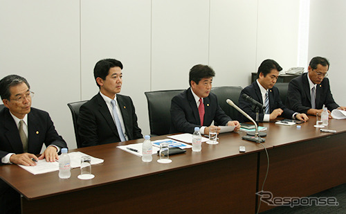 左から、森茂常務取締役、檜垣清志常務取締役営業本部長、檜垣幸人代表取 締役社長、檜垣和幸代表取締役専務取締役、 藤田均常務取締役設計本部長
