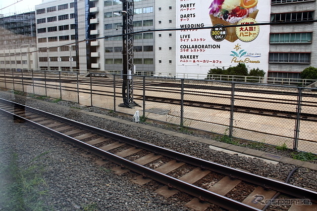 手前がJR中央線の営業線レール（上り線）　奥が電車留置線