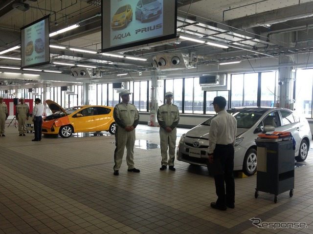 多治見サービスセンターの整備実習のようす