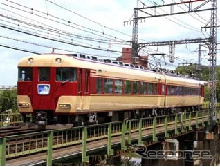 このほど導入された15200系「あおぞらII」。初代「あおぞら号」の20100系の復刻塗装が施されている。