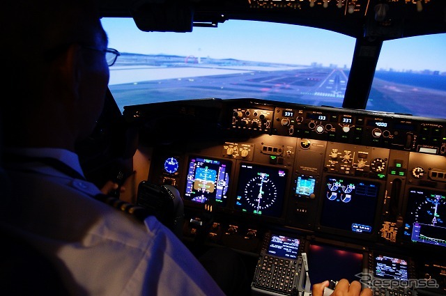 パイロットの仕事は操縦だけではない。フライトの無い日には地上勤務で様々な業務を行っている。