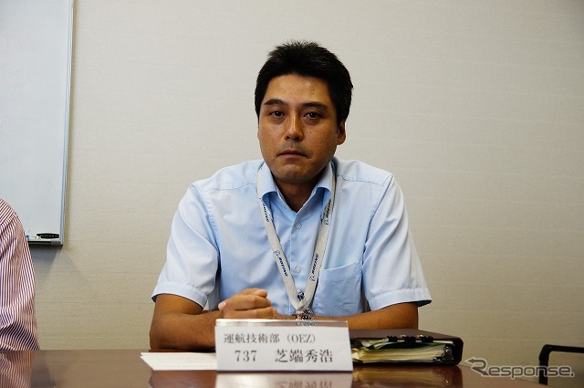 運航技術部の芝端秀浩さん。ボーイング737の機長。新造された機体のテストフライトや領収業務を担当。JALの場合、機体領収のテストフライトは地上勤務とみなされる。