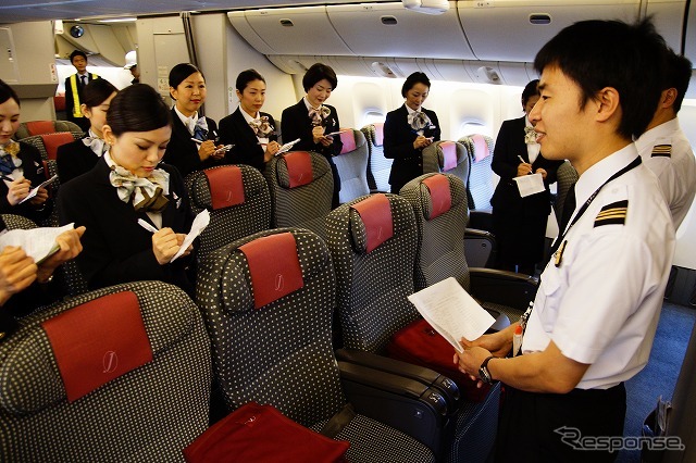 JALほどの規模になると、ほとんどのフライトが「今回初めて顔を合わせました」という乗務員で行われているという。