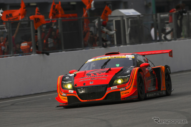 GT300クラス予選2位、Q2でのトップとの差は0.009秒だったARTA CR-Z(写真はセパン戦)。写真:Honda