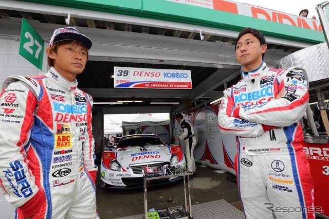 優勝を逃した脇阪寿一(左)と石浦宏明の#39 SC430。写真:TOYOTA