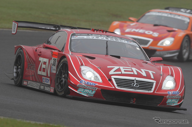 首位に立った#38 SC430だが、混戦のなかで無念のスピンオフ。写真:TOYOTA