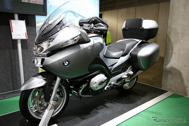 【東京モーターサイクルショー05】写真蔵…大きくなるBMWブース