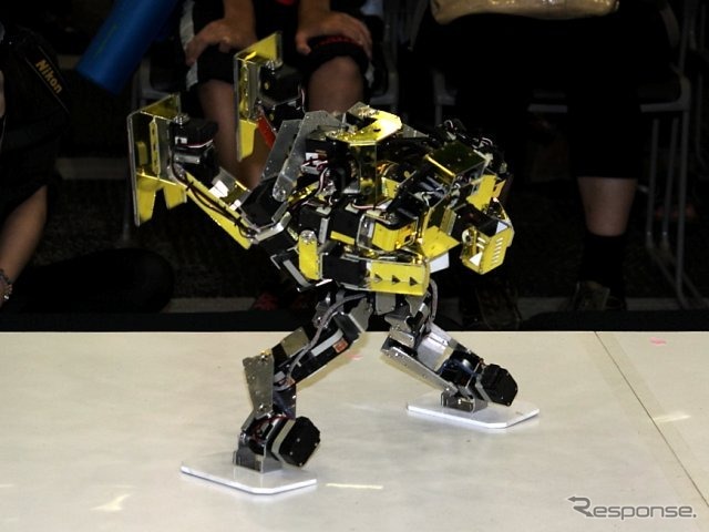 サアガはフロントスープレックスも可能。とにかくつかんだら投げるという、破壊力抜群のロボット・アーティスト