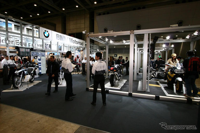 【東京モーターサイクルショー05】写真蔵…大きくなるBMWブース
