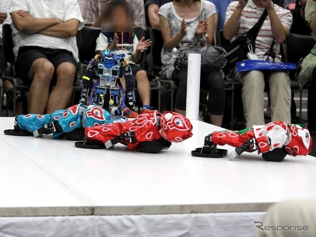 特別試合その2は、ライバル団体の「大北京プロレス」刺客と草加ロボットプロレスリングのシックスメン・タッグマッチ。流血仮面ブルーの仲間、流血48の流血仮面レッドと流血仮面メキシコ。3体そろってチキンでドジで、ドミノ倒しでKO負け