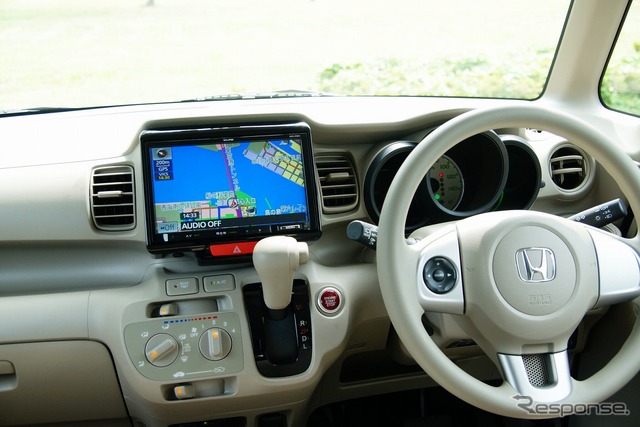 イクリプス AVN-ZX02i。フィッティングに違和感はない