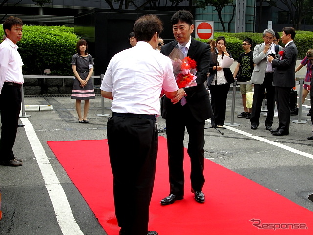 出発式で運転士に花束を贈呈するウィラー村瀬茂高社長