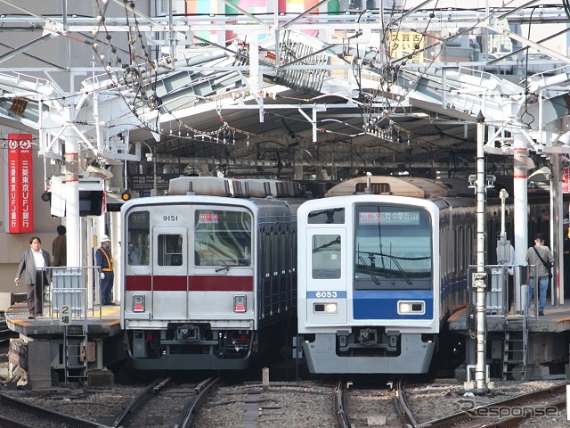 東急東横線の自由が丘駅に停車中の東武車(左)と西武車(右)。2012年度は東横線渋谷~代官山間の地下化が完成し、同時に東武、西武、東京メトロ、東急など5社による相互直通運転が始まった。