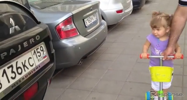 スバルや三菱車などを前に、メーカー名を言い当てるロシアの二歳の女の子