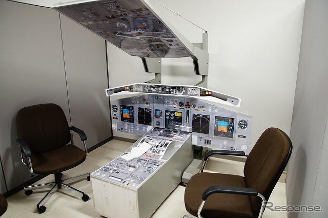 これも実際の操縦席を再現してあり、機器操作の手順などを学ぶ目的で使用される。