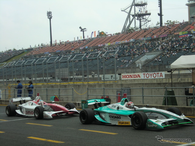 グリッドに向かう、中嶋一貴(右)と伊沢拓也。