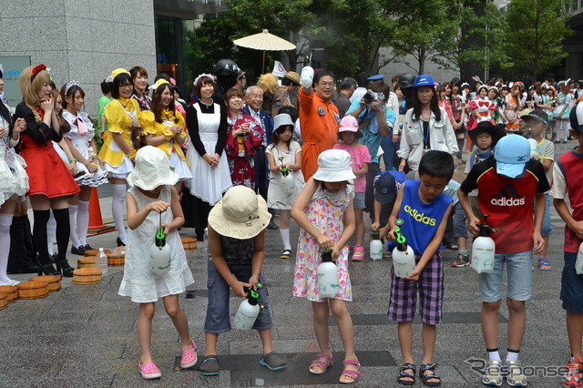 こども大学参加の小学生 秋葉原でうち水っ娘と共に虹かけに挑戦