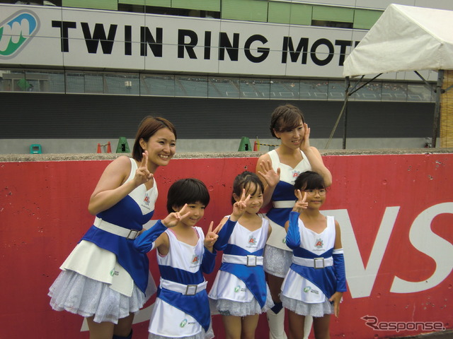 チャンピオン争いとは別に、こういうなごやかなシーンもサーキットにはある。