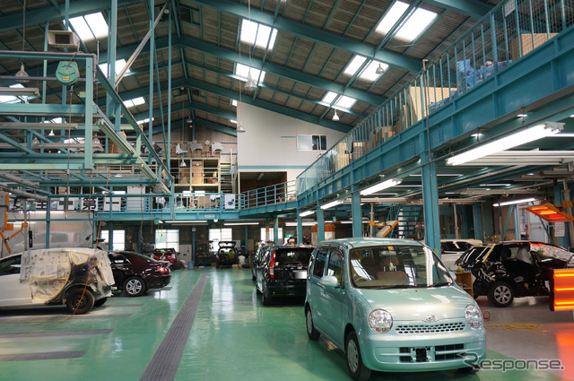月380~400台が運び込まれる新和自動車。板金、塗装の整備を行う。