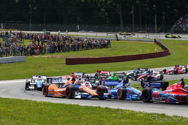 スタート直後の混戦。写真:IndyCar
