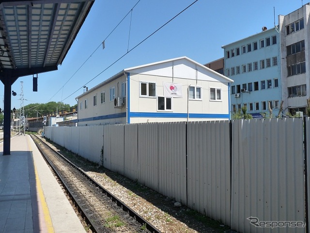 『オリエント急行』終着駅として知られるイスタンブール・シルケジ駅の在来地上ホーム。線路の脇には「マルマライ・プロジェクト」の工事事務所がある。この下に海峡横断鉄道の地下ホームが整備されている。