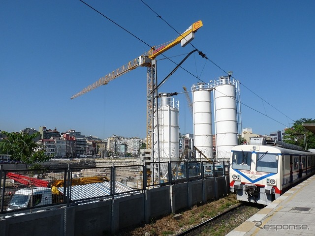 イスタンブール（ヨーロッパ側）のイェニカプ駅に停車中の通勤電車。在来地上ホームの北側（写真左）に海峡横断鉄道の地下ホームが設けられる。