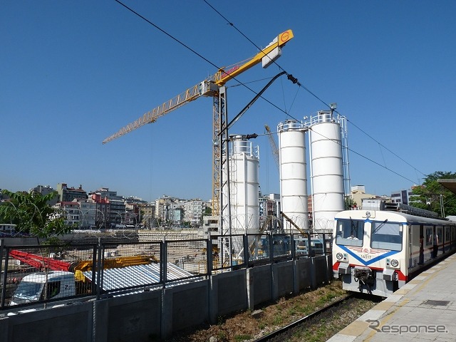 イスタンブール(ヨーロッパ側)のイェニカプ駅に停車中の通勤電車。在来地上ホームの北側(写真左)に海峡横断鉄道の地下ホームが設けられる。