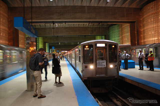 引退記念運転で、ブルーライン・オヘア駅に停車中のシカゴ交通局(CTA)2200形電車