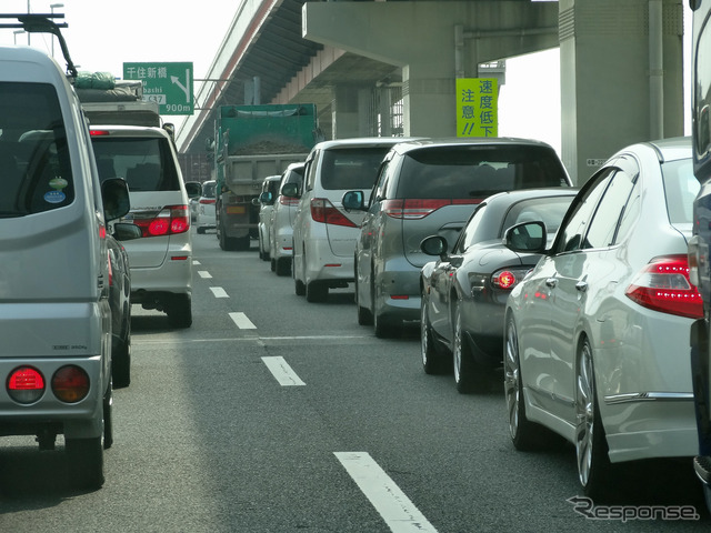 湾岸線の渋滞は中央環状線にも影響を及ぼし、渋滞は延々と続いた