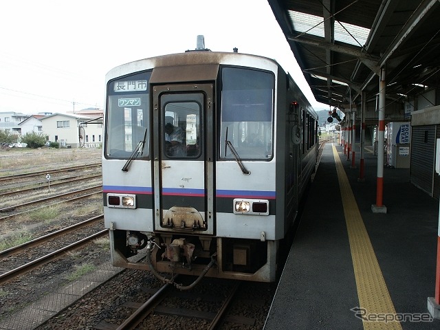 山陰本線の普通列車。現在の不通区間は益田~奈古間で、バスによる代行輸送が実施されている。