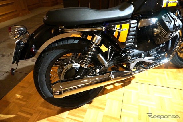 ベスパ946発表会にて同時展示された モト グッチ V7スペシャル